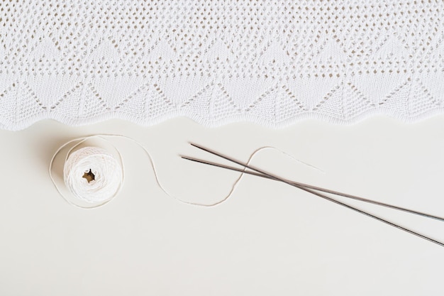 Detail ručnej výšivky na látke